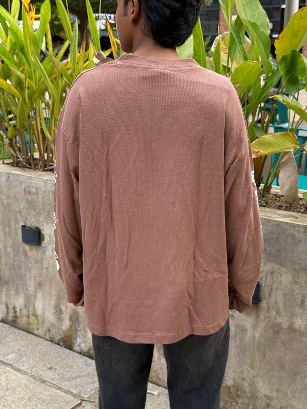 MOCHA SCRIPT - BROWN GRAPHIC TEE
