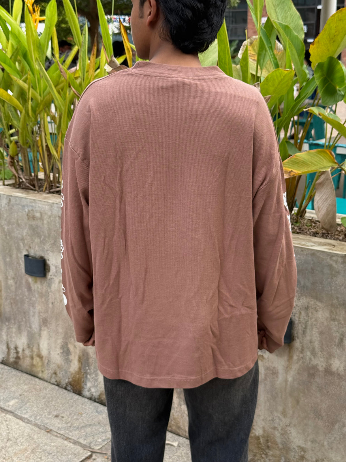 MOCHA SCRIPT - BROWN GRAPHIC TEE