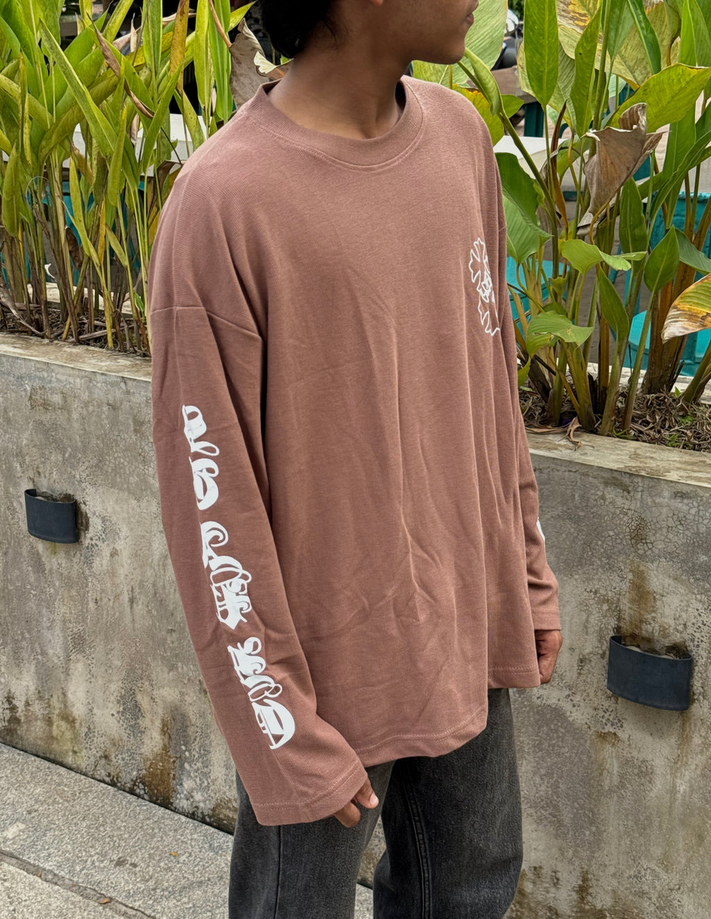 MOCHA SCRIPT - BROWN GRAPHIC TEE