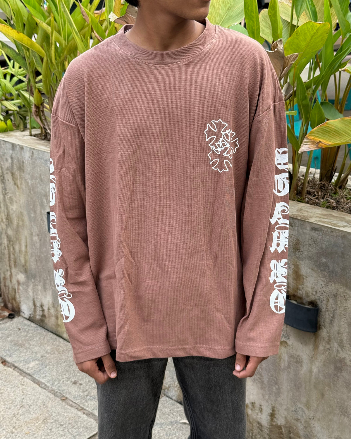 MOCHA SCRIPT - BROWN GRAPHIC TEE