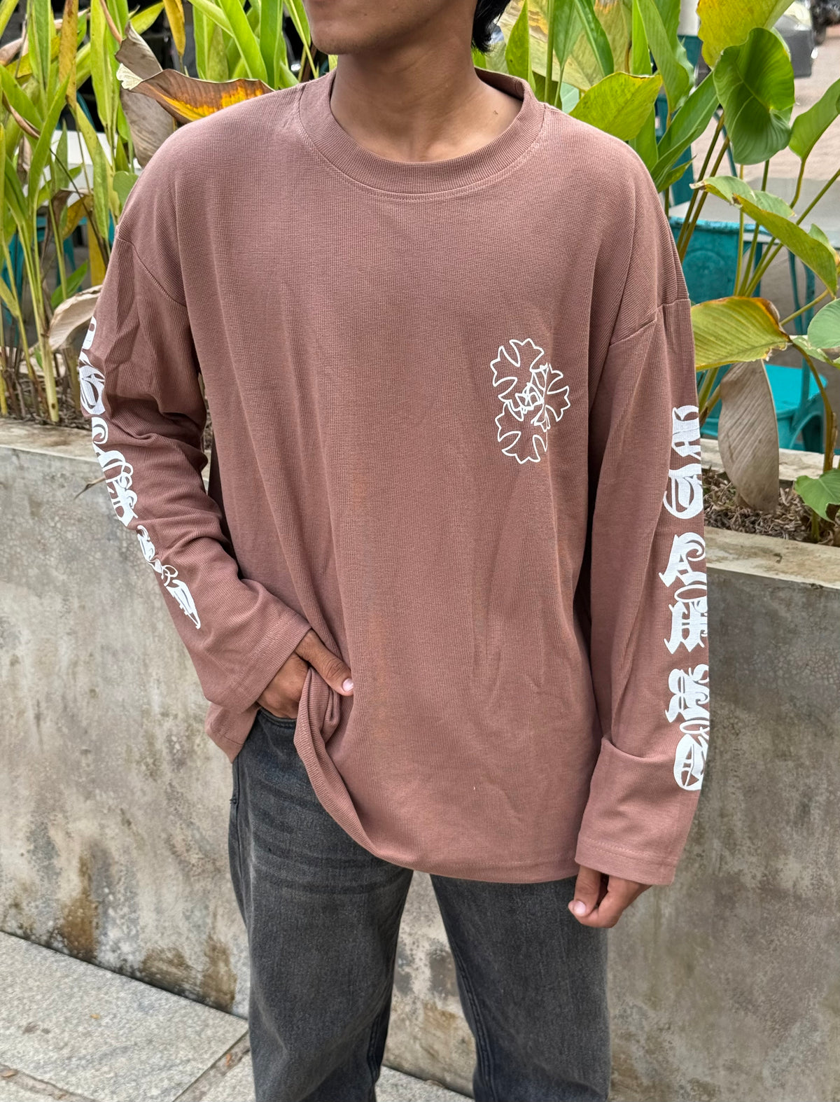 MOCHA SCRIPT - BROWN GRAPHIC TEE