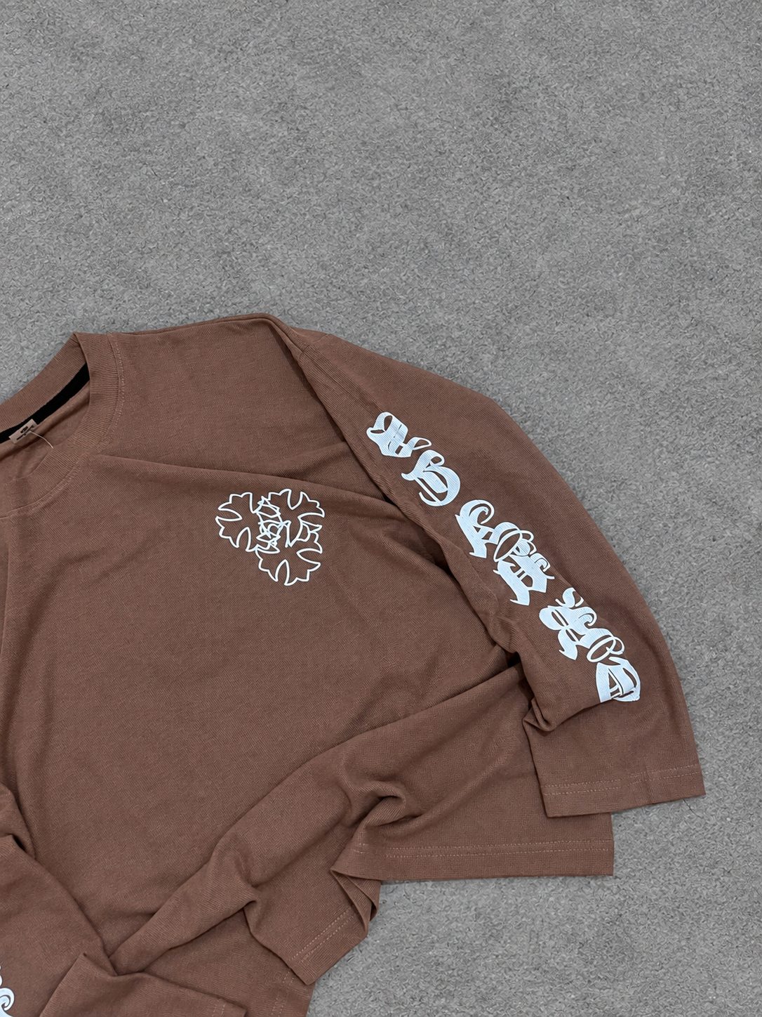 MOCHA SCRIPT - BROWN GRAPHIC TEE