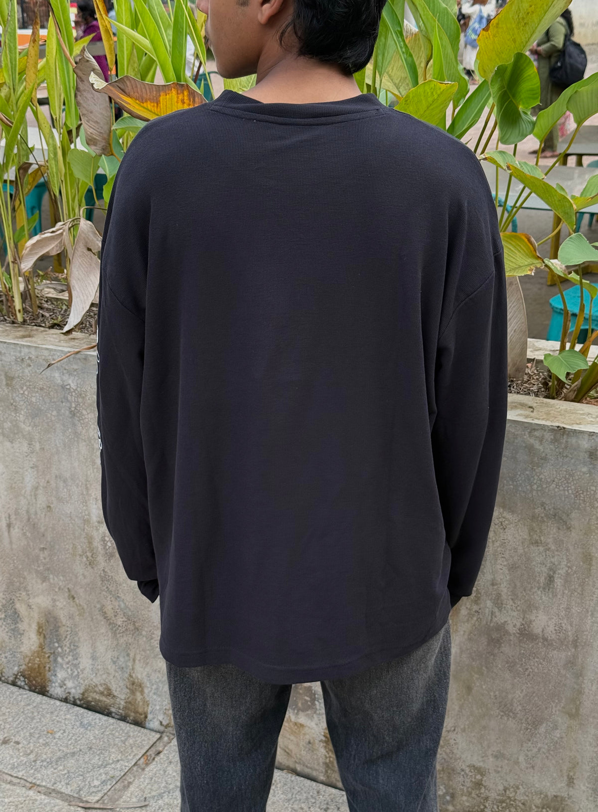 BLACK SCRIPT GRAGHIC TEE FULLSLEEV