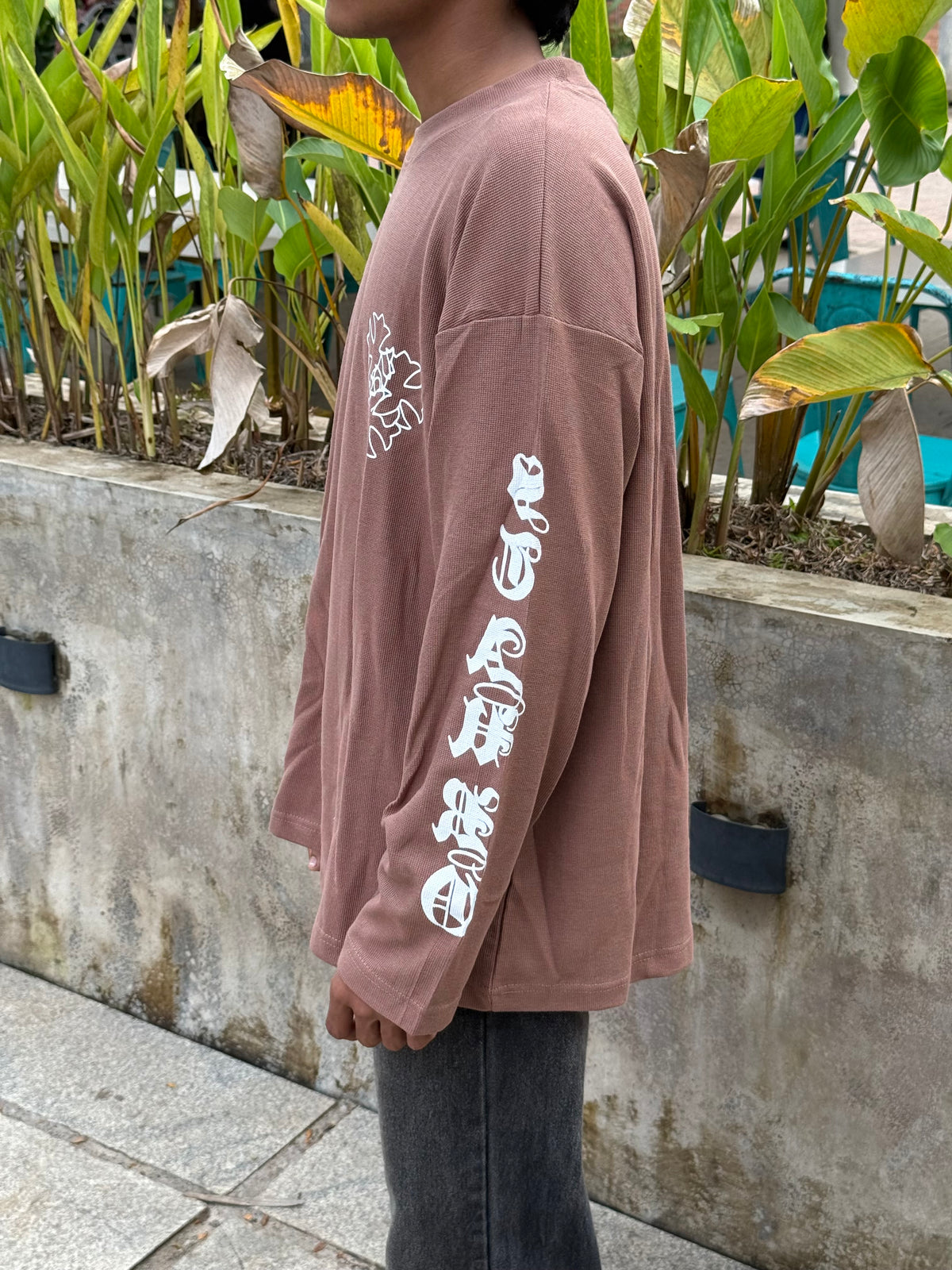 MOCHA SCRIPT - BROWN GRAPHIC TEE