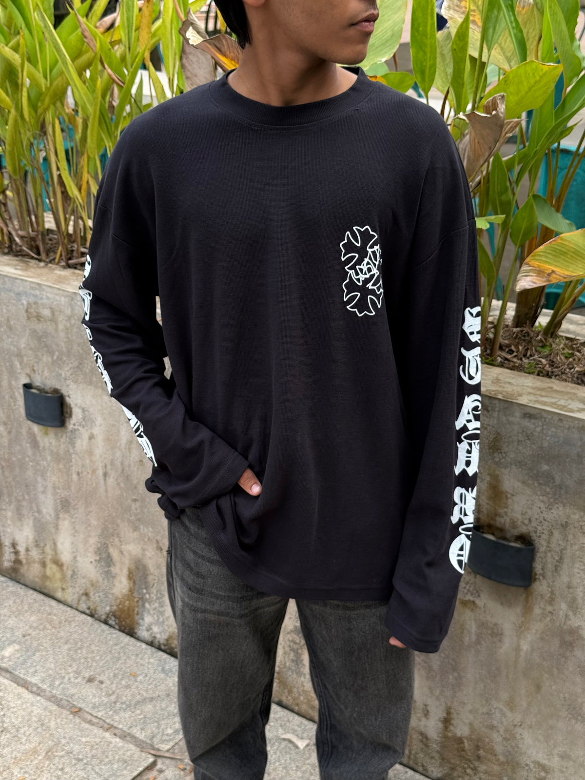 BLACK SCRIPT GRAGHIC TEE FULLSLEEV