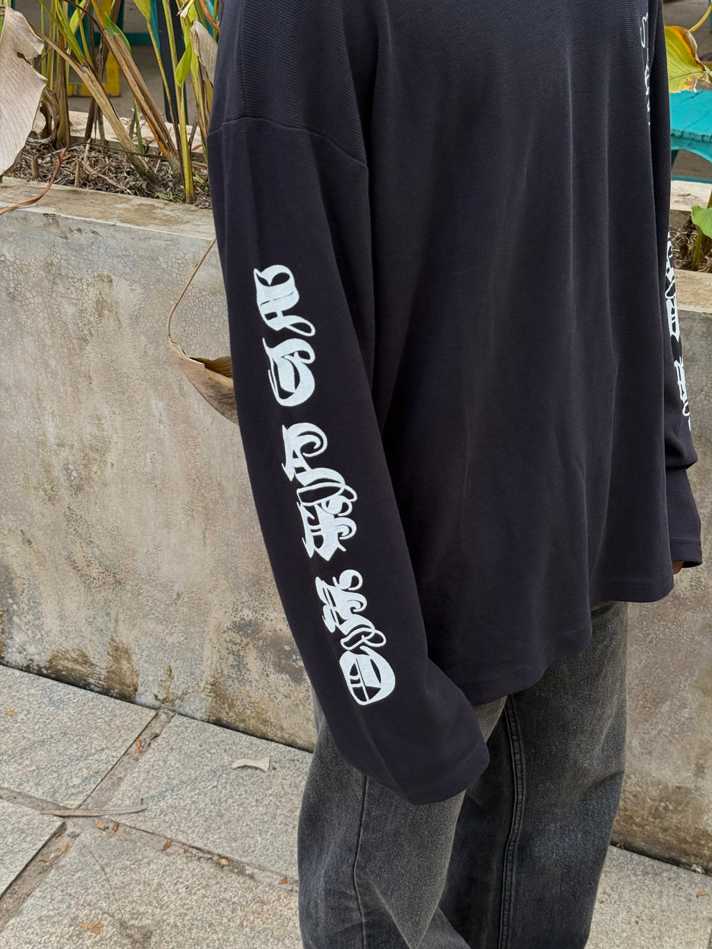 BLACK SCRIPT GRAGHIC TEE FULLSLEEV