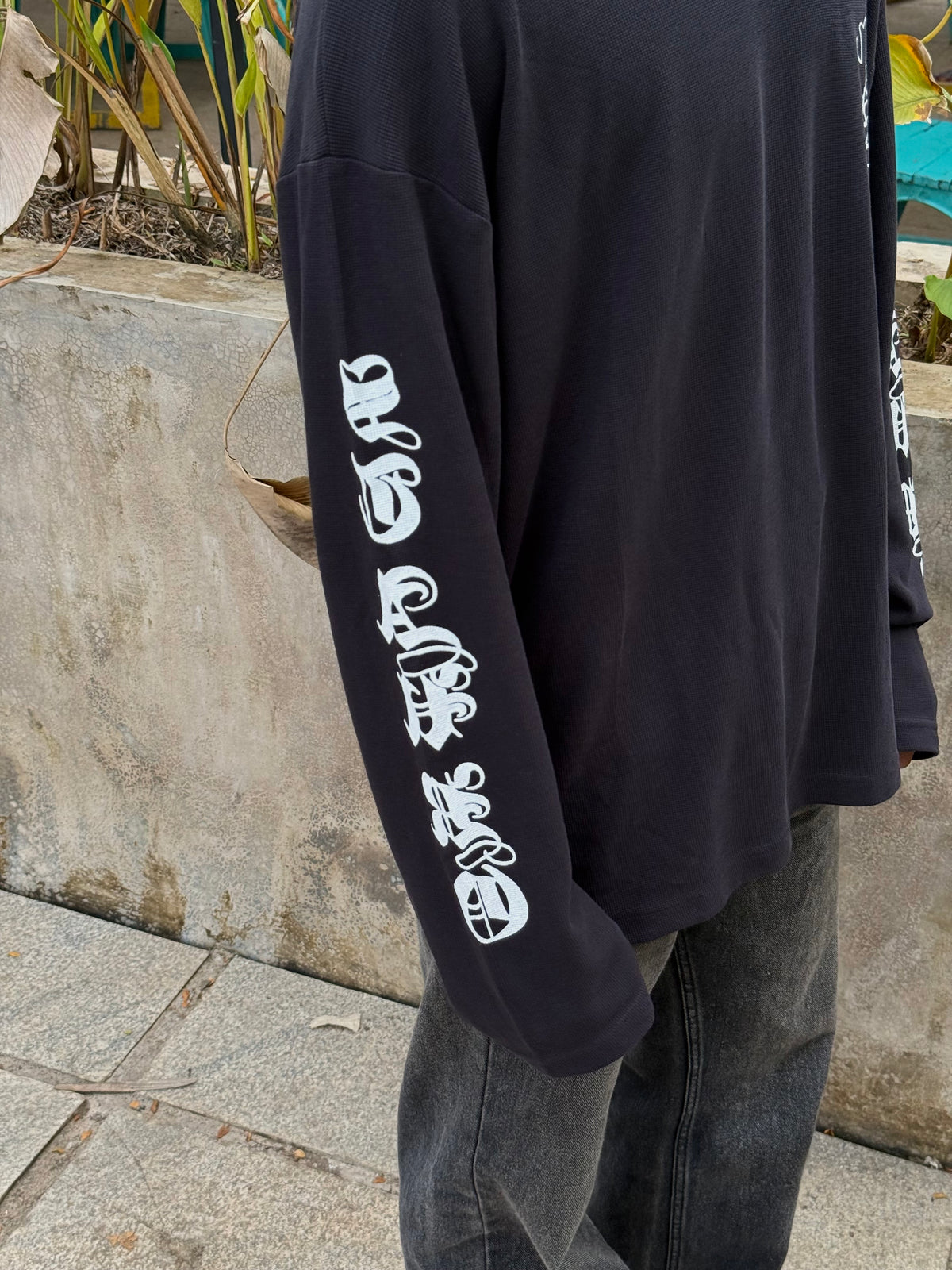 BLACK SCRIPT GRAGHIC TEE FULLSLEEV