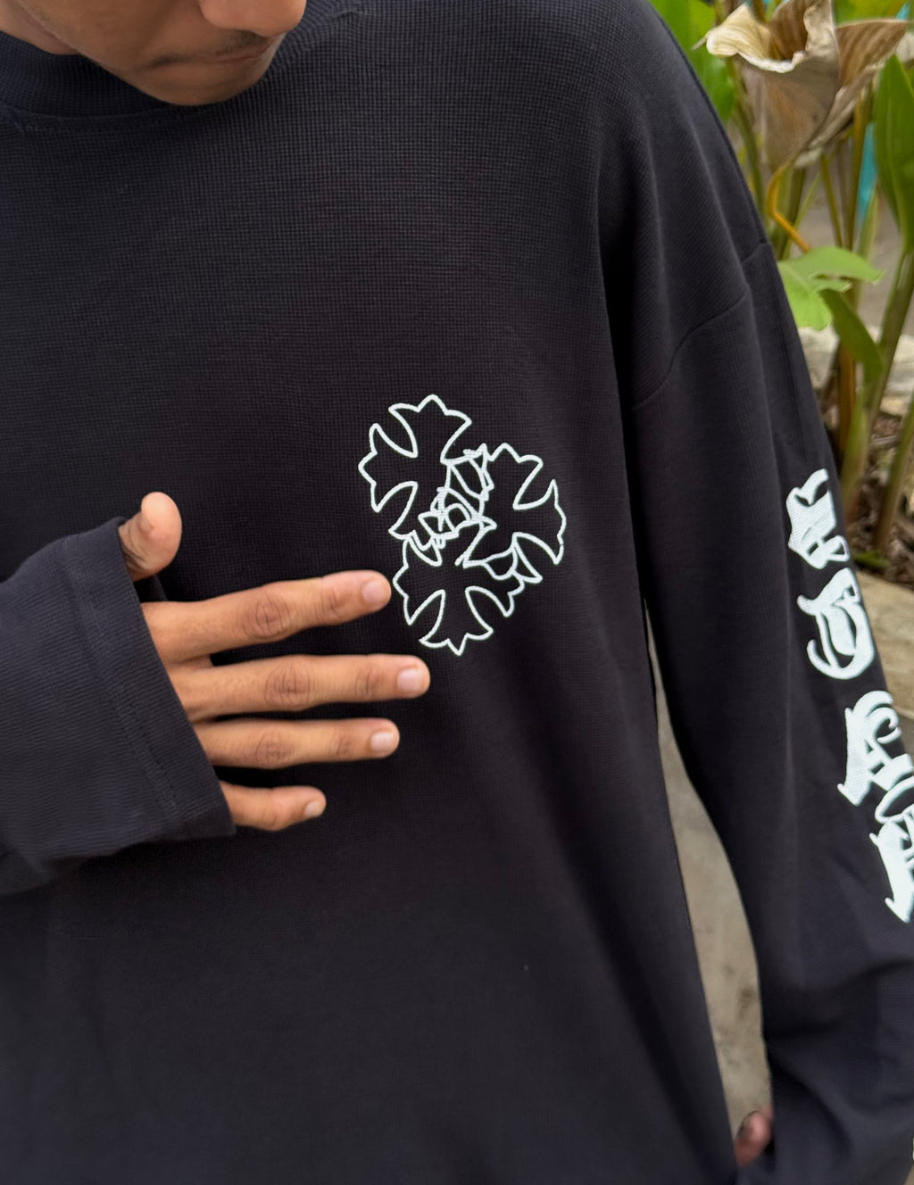 BLACK SCRIPT GRAGHIC TEE FULLSLEEV