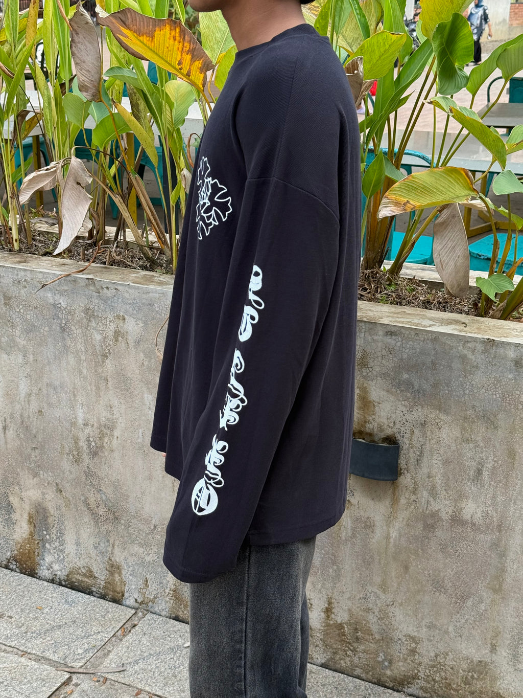 BLACK SCRIPT GRAGHIC TEE FULLSLEEV
