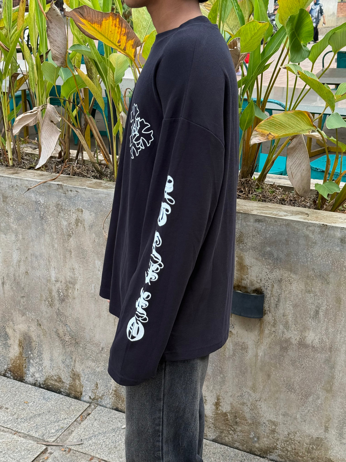 BLACK SCRIPT GRAGHIC TEE FULLSLEEV