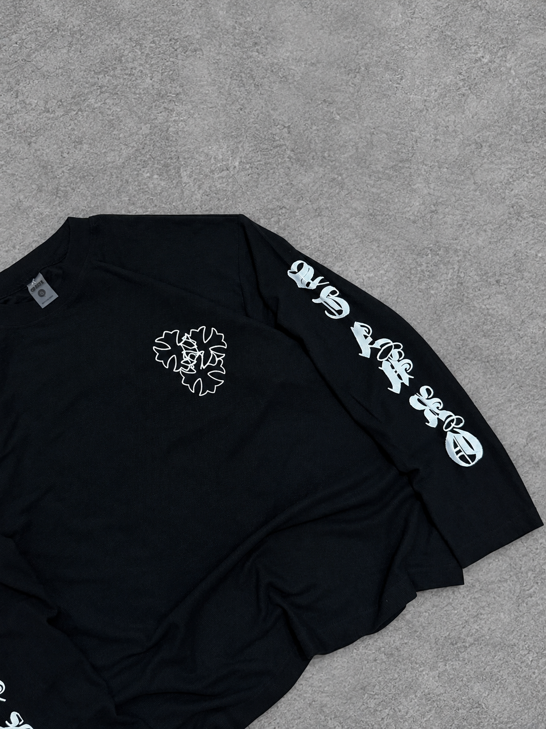 BLACK SCRIPT GRAGHIC TEE FULLSLEEV