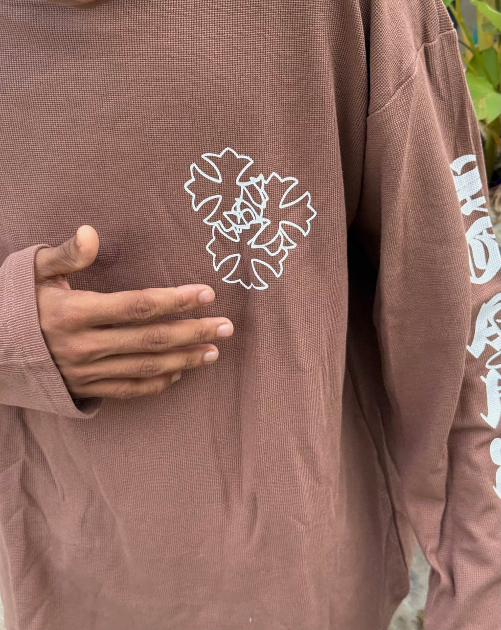 MOCHA SCRIPT - BROWN GRAPHIC TEE