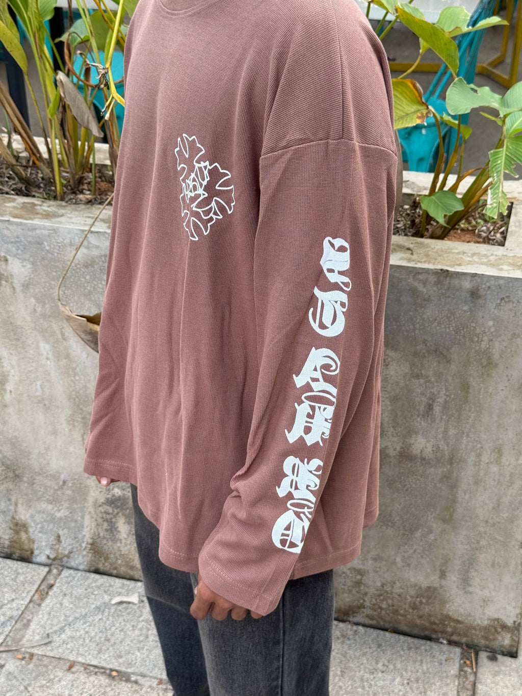 MOCHA SCRIPT - BROWN GRAPHIC TEE