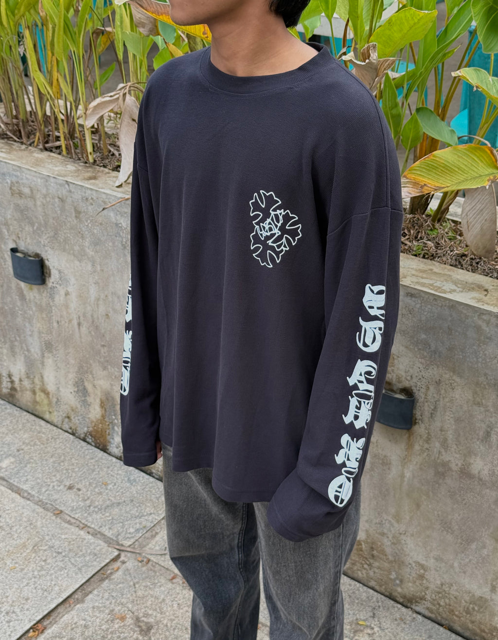 BLACK SCRIPT GRAGHIC TEE FULLSLEEV