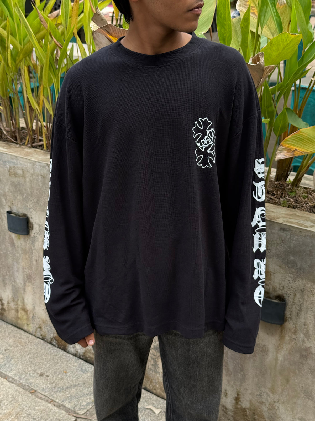 BLACK SCRIPT GRAGHIC TEE FULLSLEEV