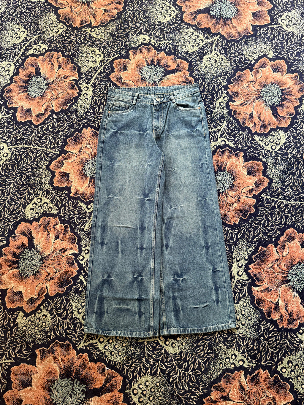 DISTRESSED WASH WIDELEG DENIM