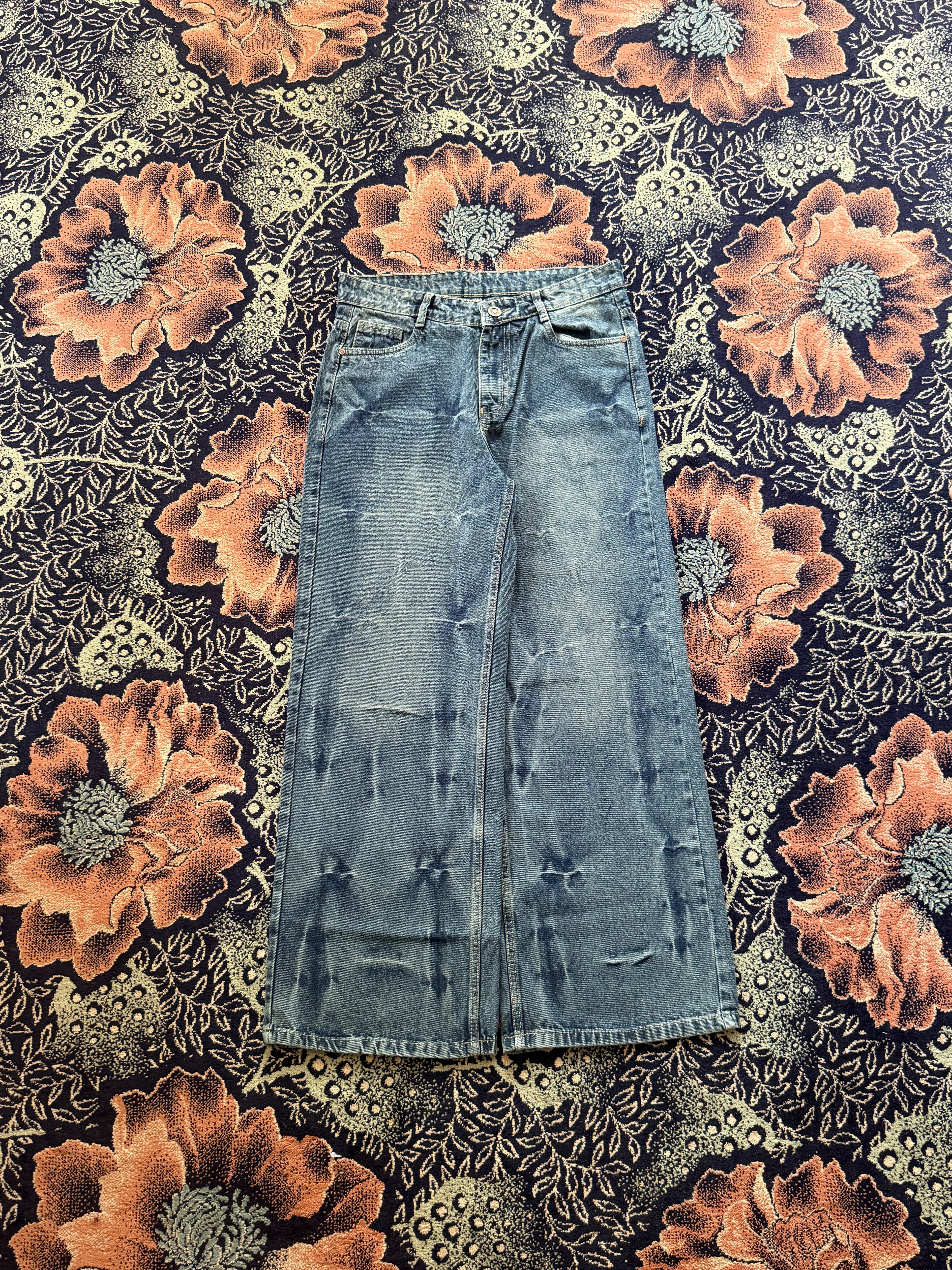 DISTRESSED WASH WIDELEG DENIM